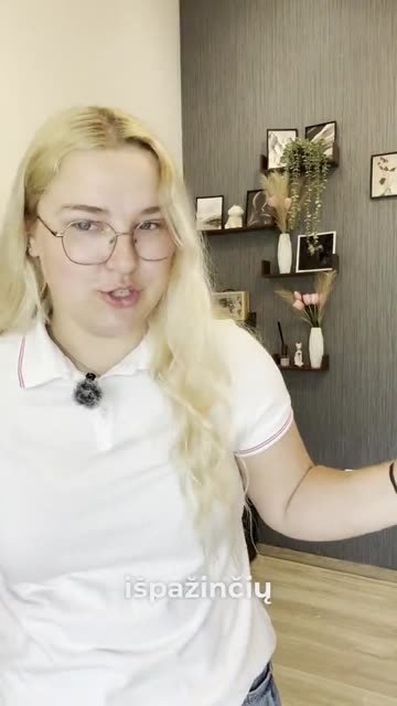 Kūrėja juokiasi su kortele rankoje